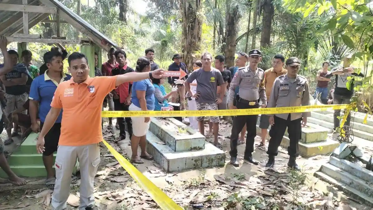 Pria Tewas Tergantung di Pohon Coklat Gegerkan Warga di Kotarih, Tim Inafis Polres Sergai Olah TKP