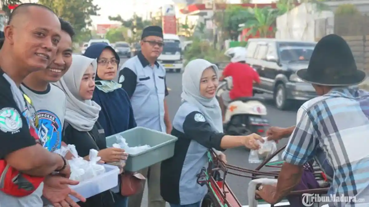 Sambil Gendong Musang, Komunitas Pecinta Musang Pamekasan Bagikan Takjil Gratis untuk Warga Setempat