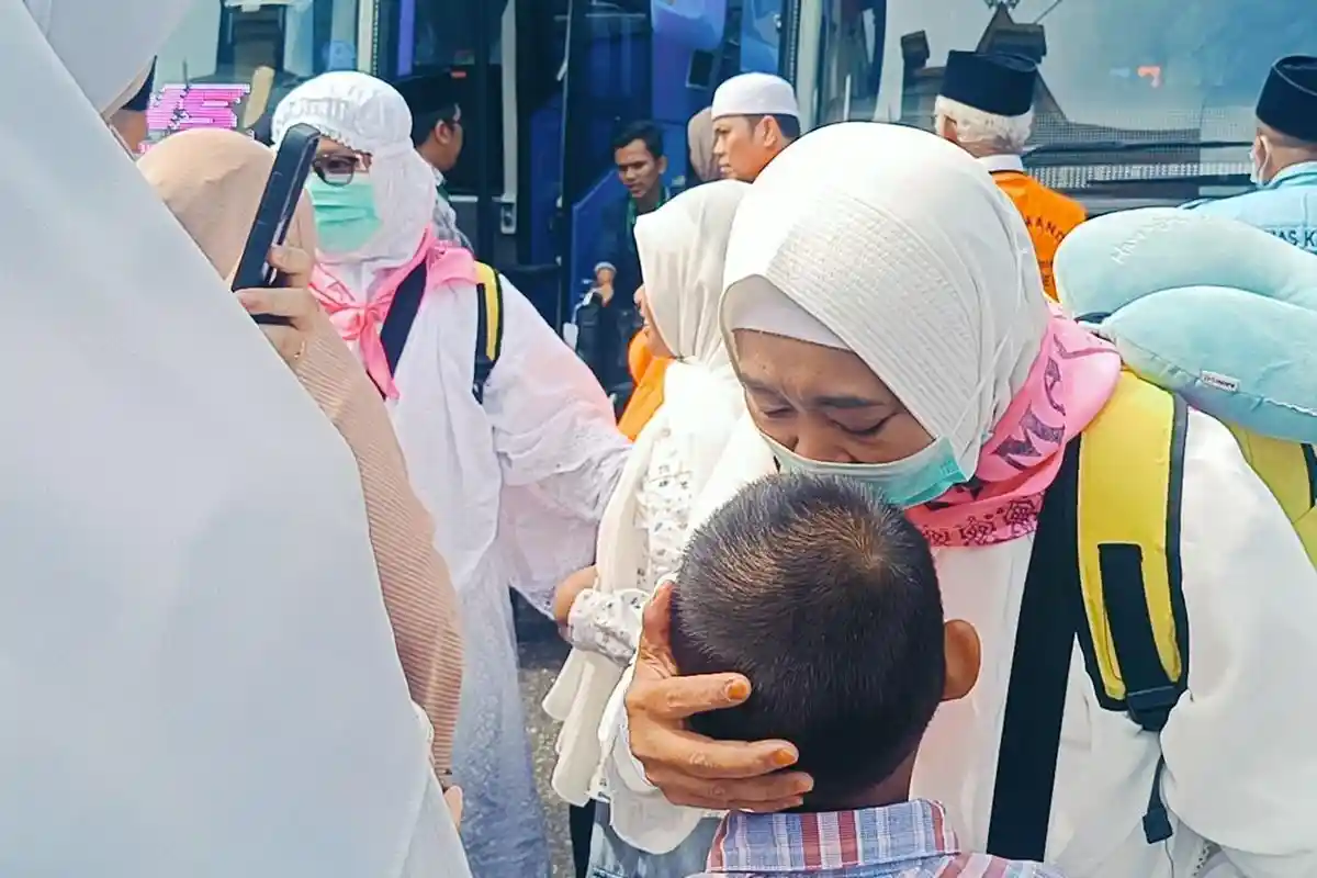 Disambut Isak Tangis Keluarga, Jemaah Haji Kloter Pertama Riau Tiba di Pekanbaru
