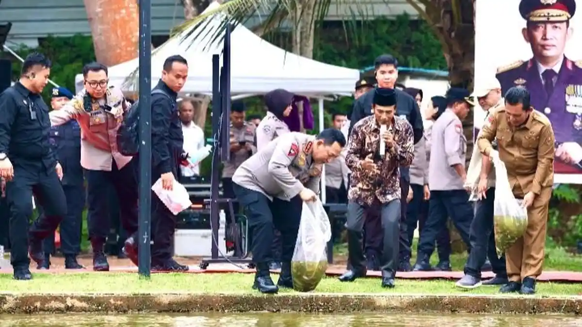 Kapolri Kunjungi Mapolda Kepri di Batam, Lepas 257 Ribu Bibit Ikan Dukung Ketahanan Pangan