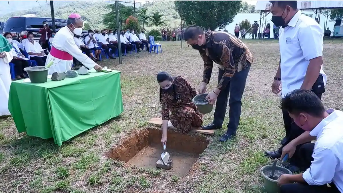 Mgr Agustinus dan Bupati Landak Peletakan Batu Pertama Gereja Paroki Simpang Tiga Banyuke Hulu