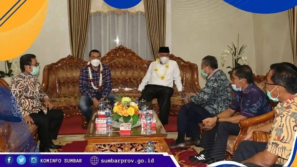 Mendarat di Padang, Sumbar: Mahyeldi-Audy Disambut Kalungan Bunga dari Relawan Emak-emak