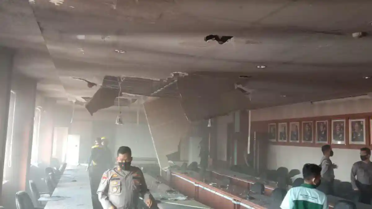 Korsleting AC, Gedung Rupatama di Mapolda Kepri Terbakar, Plafon Ruangan Roboh, Begini Kondisinya