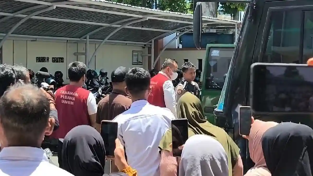 Momen Keluarga Nurhadi Teriaki 2 Terdakwa Usai Keberatannya Ditolak Hakim