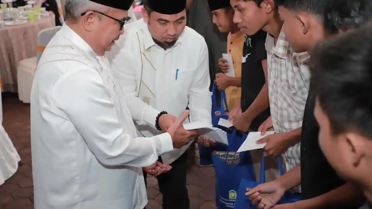 Pj Gubernur Aceh Bersama Pj Bupati Aceh Besar Santuni 25 Anak Yatim di Jantho