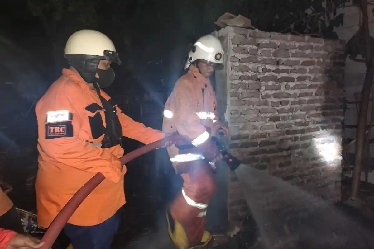 Api dalam Tungku Sambar Dinding Bambu saat Pemilik Rumah Kenduri ke Tetangga di Mojokerto