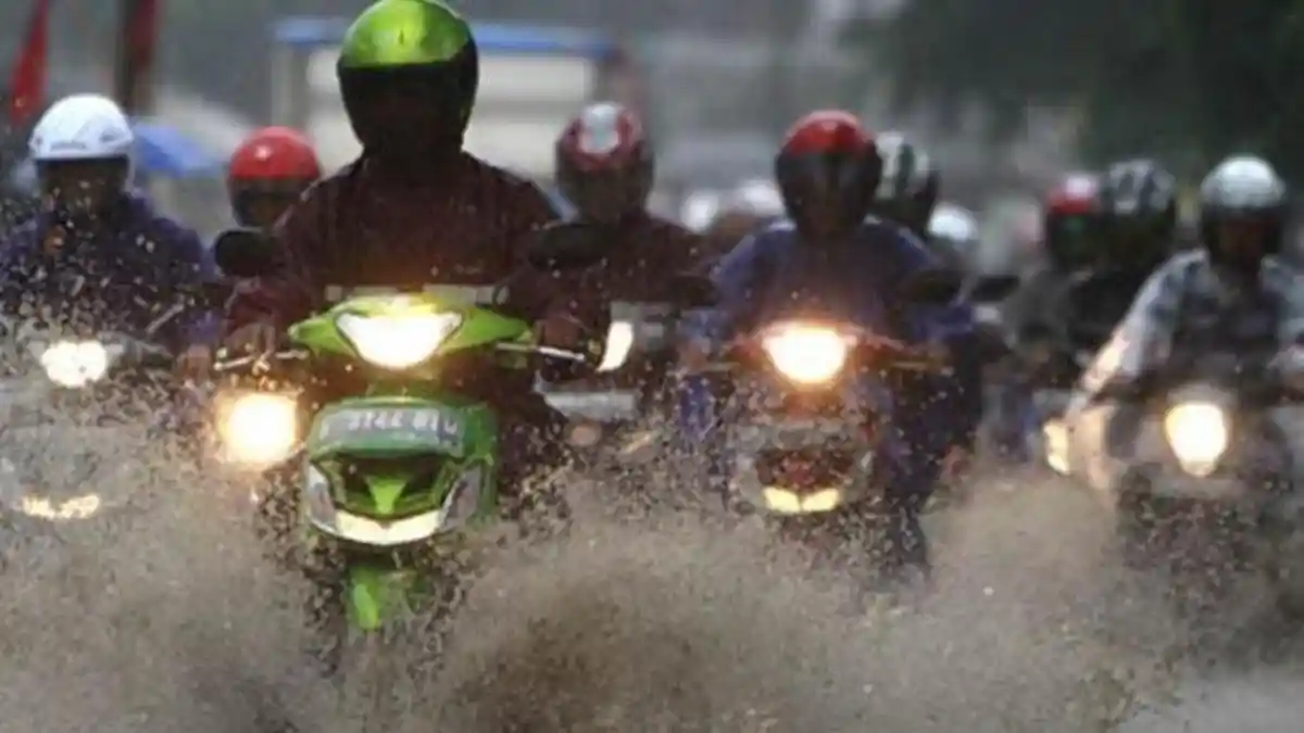 Tetap Berkendara Sepeda Motor Saat Hujan, Perhatikan Hal Ini, Simak Penjelasannya