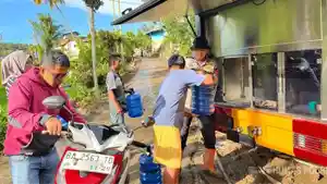 polda-sumbar-salurkan-bantuan-0512.jpg