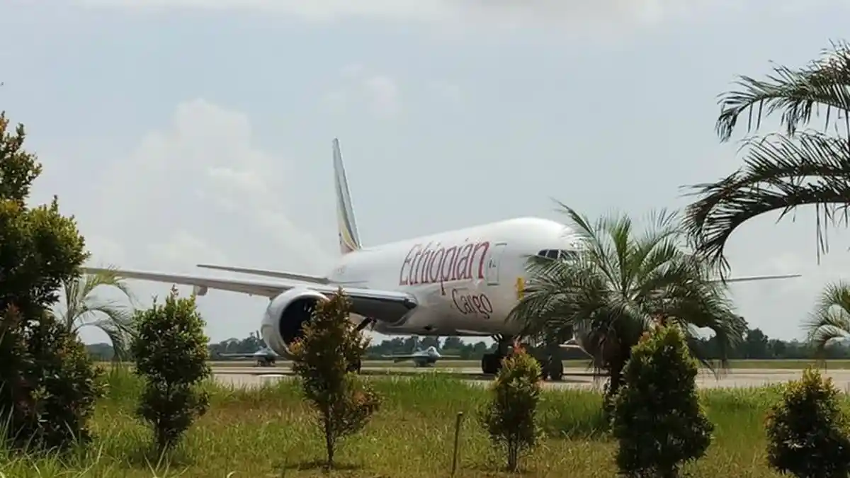 Dua Pesawat Tempur TNI AU Paksa Pesawat Kargo Ethiopia Mendarat di Batam