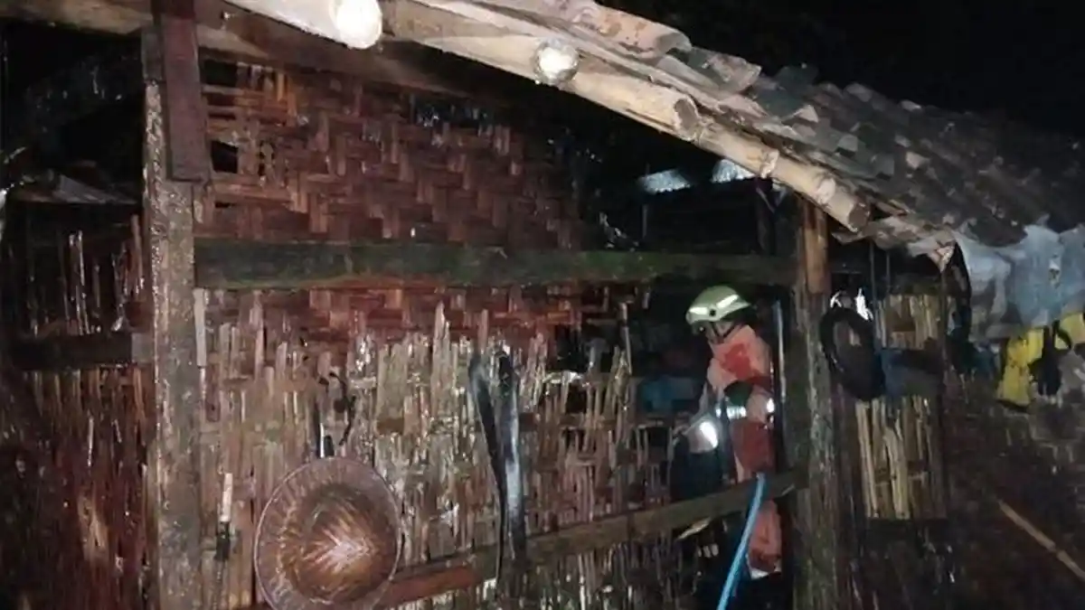 Lagi Beri Makan Kambing, Warga Tangkil Sragen Jateng Kaget Lihat Api Berkobar di Dapur Rumahnya