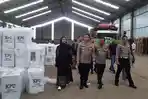 Wakapolda-Jawa-Barat-Brigjen-Pol-Bariza-Sulfisaat-meninjau-gudang-logistik-KPU-Karawang.jpg