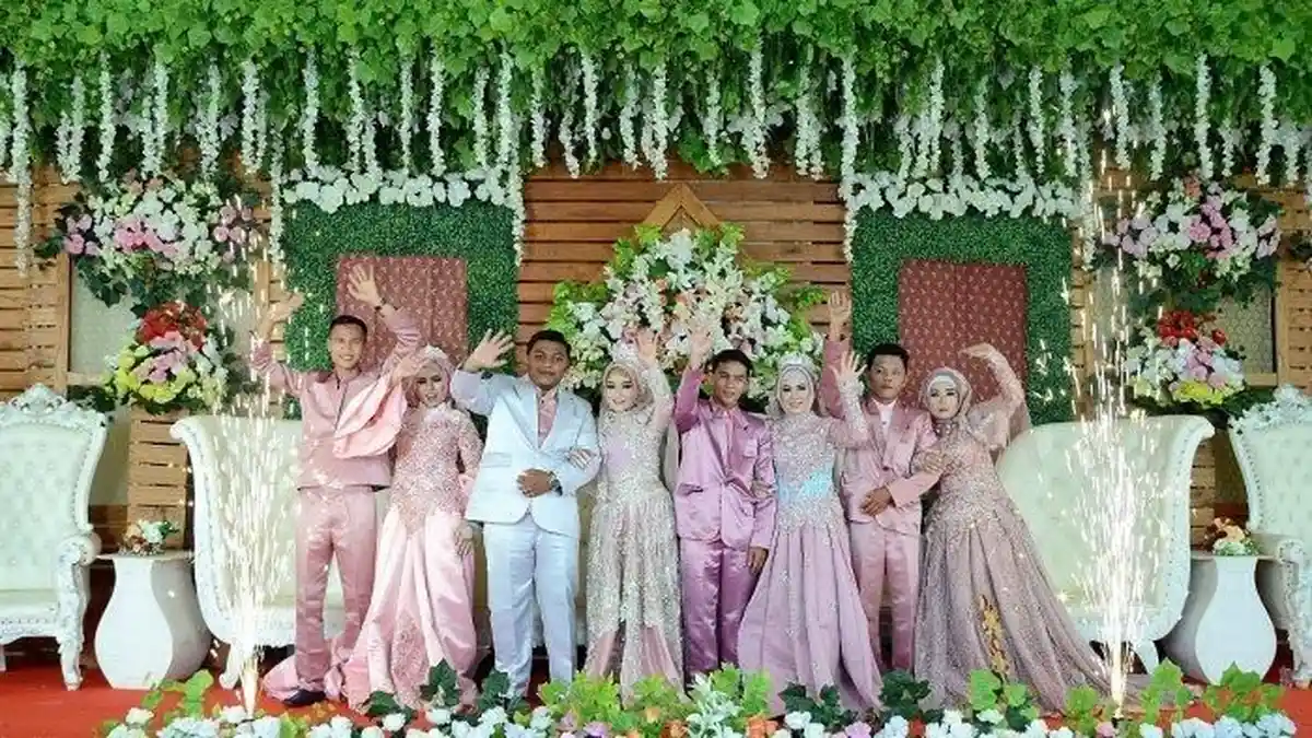 Viral Janda Asal Ciamis Gelar Resepsi Nikah Bareng 3 Anaknya: Bukan di Gedung Tapi di Lapangan Bola