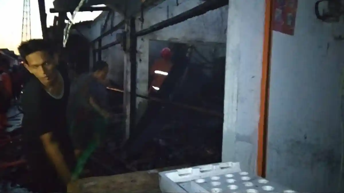 Anggota Polres Demak Amankan Keadaan Pasca Kebakaran di Pasar Gajah