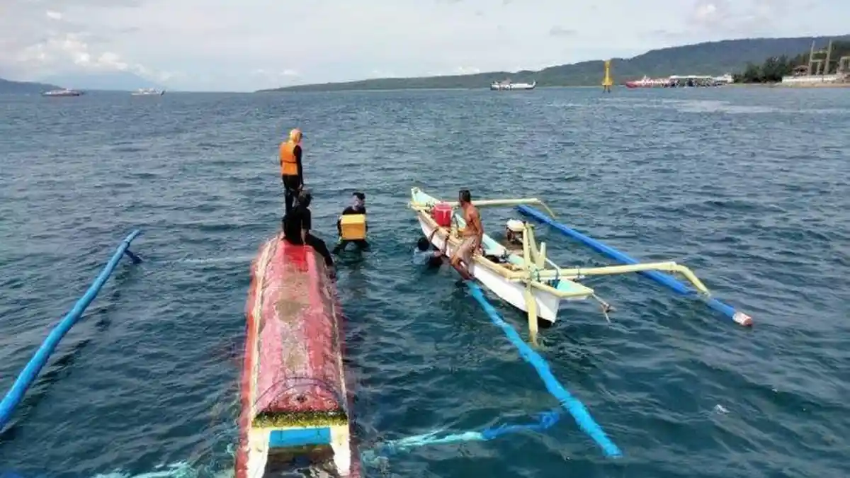 Sampan yang Ditumpangi 5 Pemancing Terbalik di Selat Bali, Begini Kronologinya