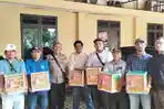menunjukkan-kepeduliannya-kepada-mitra-kerja-dengan-membagikan-paket.jpg