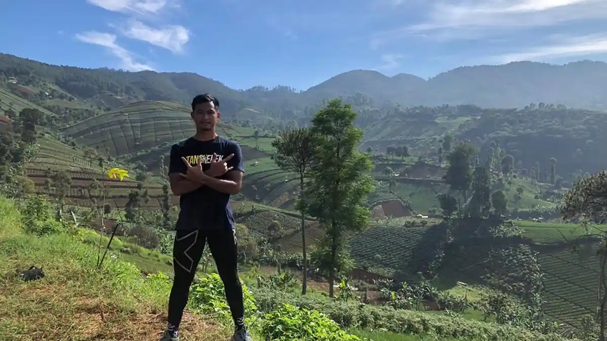 Jaga Stamina Selama Libur Kompetisi, Kiper BLFC Dikri Yusron Afafa Jogging ke Puncak Bukit Bintang
