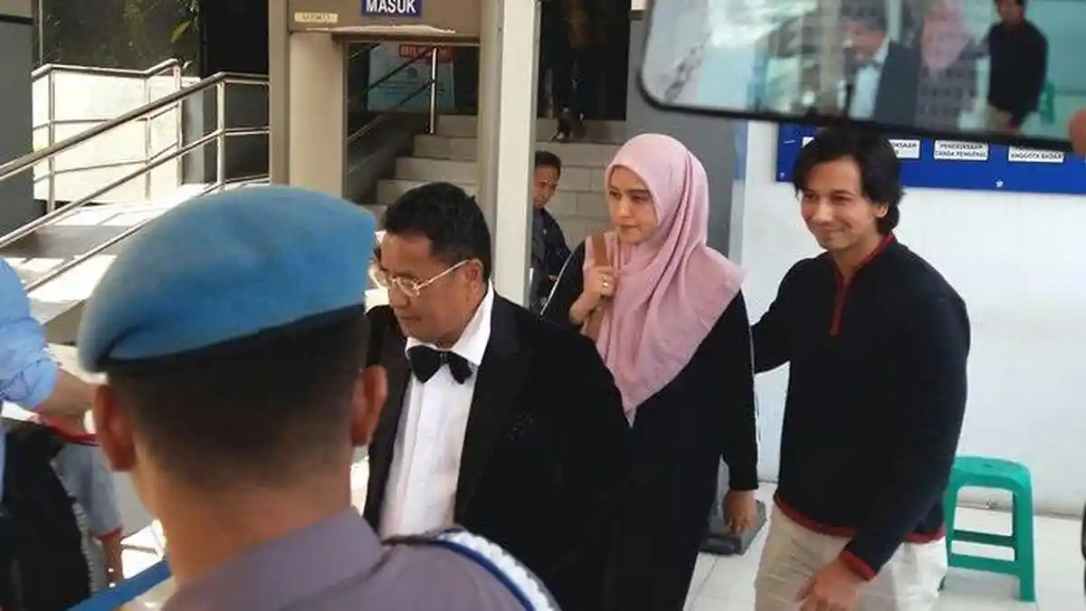 Didampingi Hotman Paris & Suami, Fairuz A Rafiq Datangi Polda Untuk Laporkan Galih Ginanjar