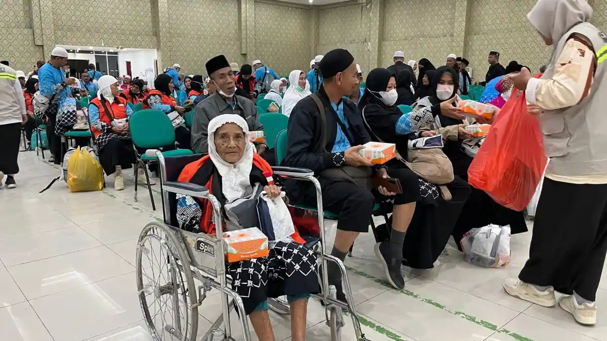 Kepulangan Jemaah Haji Babel Disambut Tangis Haru Keluarga