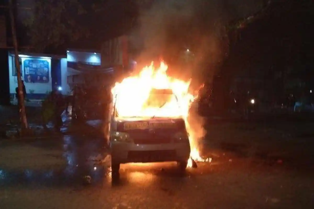 Perusuh Bakar Mobil Ambulans saat Demo Tolak UU Cipta Kerja di Makassar
