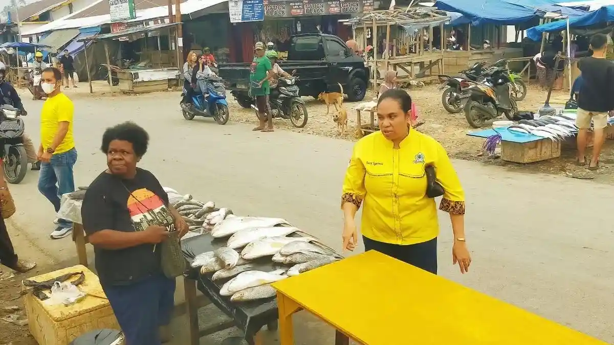 Peringati HUT ke-62, Golkar Kaimana Bantu Pedagang Pasar dengan 200 ...