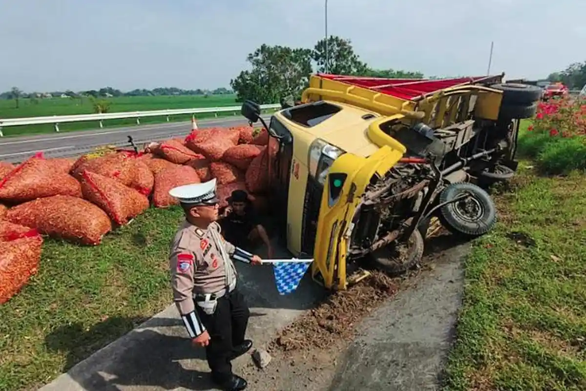 Kecelakaan di Tol Jombang-Mojokerto, Truk Muatan Cabai Terguling, Diduga Dipicu Sopir Mengantuk