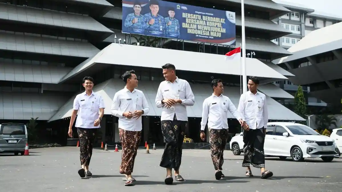 ASN Pemprov Jateng Wajib Gunakan Bawahan Sarung Batik Setiap Hari Jumat
