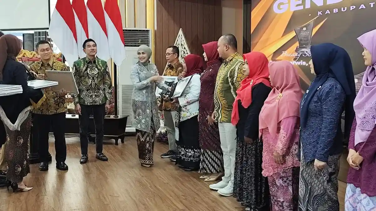 Di Kendal, Para Puan dan Laki-laki Dapat Penghargaan di Momen Hari Ibu 