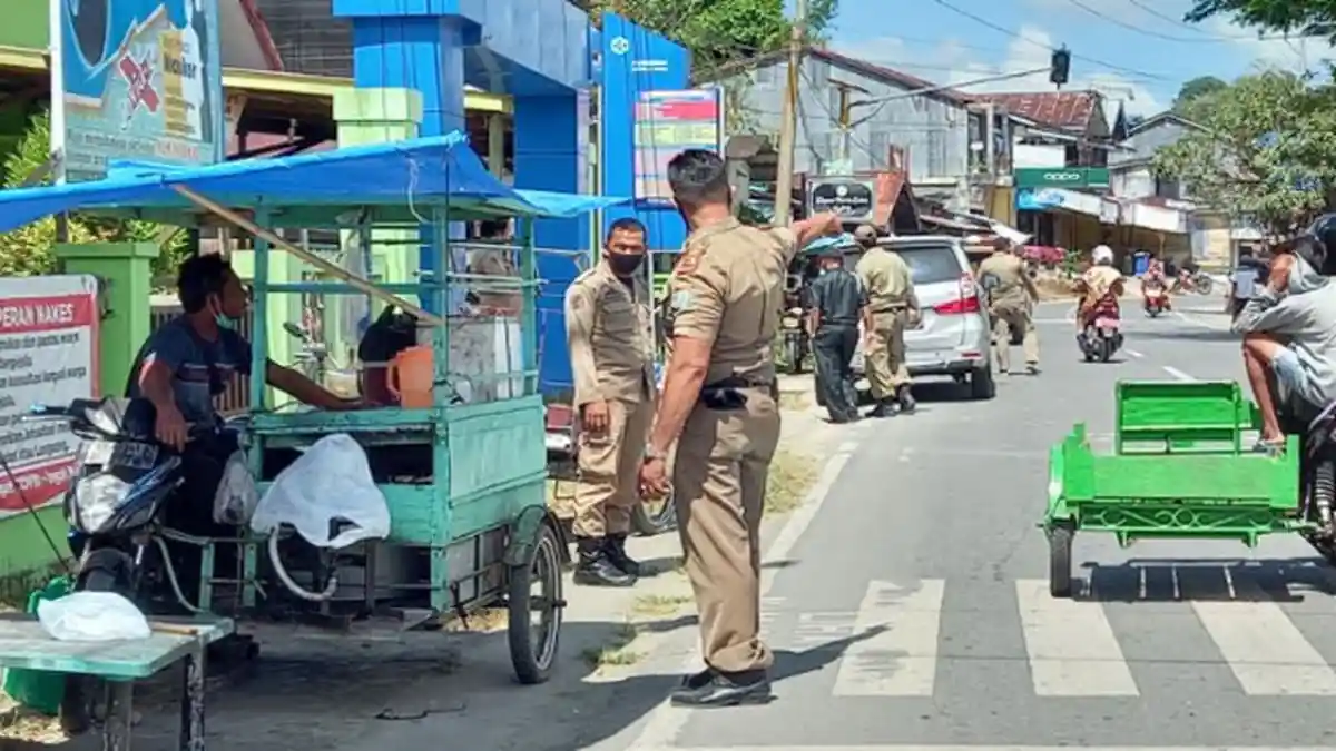 Satpol PP dan WH Simeulue Tertibkan Pedagang
