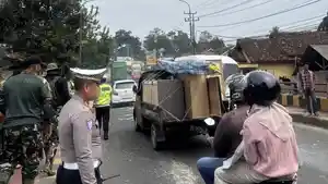 Arus-lalu-lintas-sempat-tersendat-akibat-kecelakaan-libatkan-dua-mobil.jpg