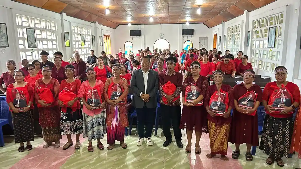 Ibadah Jumat Agung di Lontung, Ketua DPD PDIP Sumut Bawa Ratusan Paket Sembako dan Bantu Kas Gereja