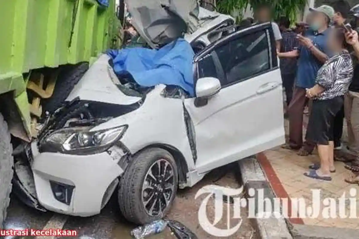 Kecelakaan Maut Pukul 15.30 WIB, Ayah dan Anak Tewas, Mobil Pemudik Oleng Keluar Jalur Menabrak Truk