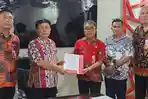 Sekda-Minut-Novly-Wowiling-menyerahkan-surat-Plh-Kaban-Kesbangpol-Minut-ke-Umbase-Mayulu.jpg