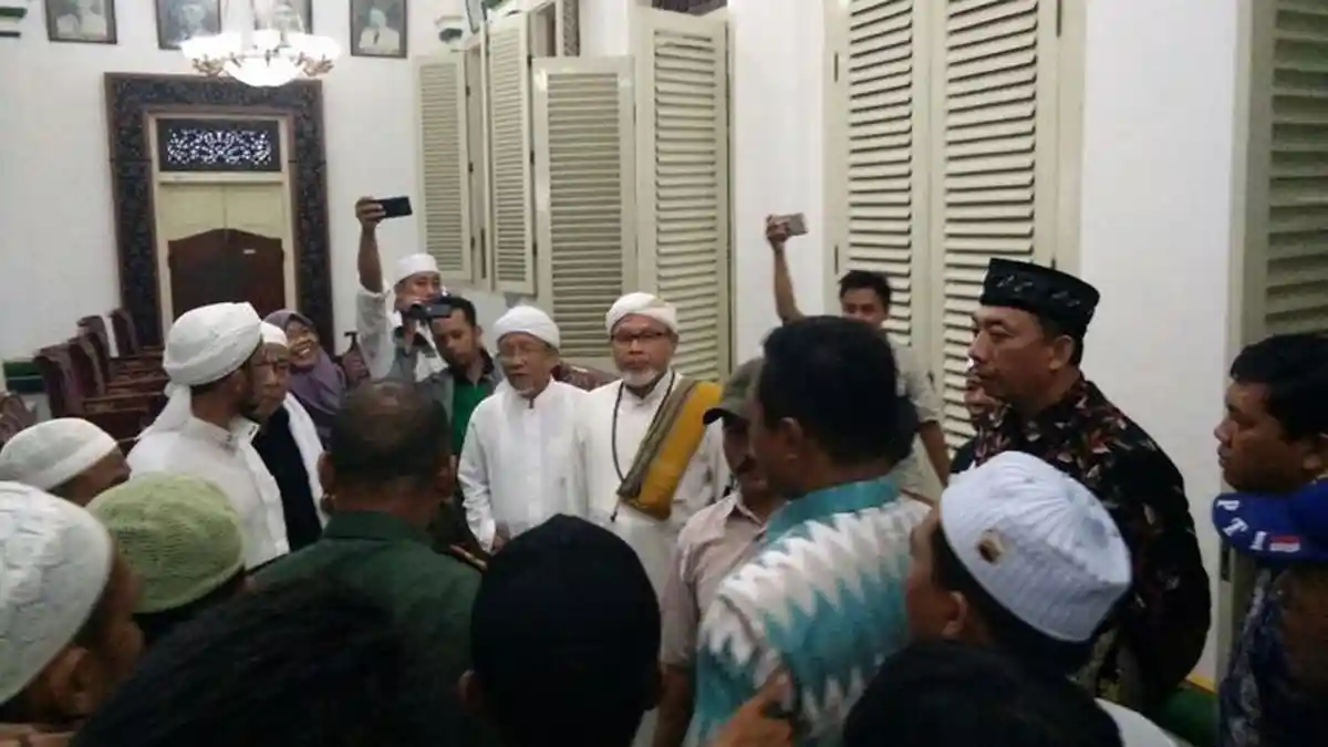 Mobil Laskar Pembela Islam Dirusak Warga saat Gerebek Tempat Prostitusi