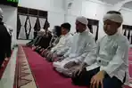 Puluhan-Tarekat-Naqsabandiyah-Al-Kholidiyah-saat-melaksanakan-salat-tarawih.jpg