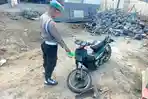Personel-Polsek-Pekutatan-saat-menindaklanjuti-peristiwa-kecelakaan-yang-sebabkan-pemotor.jpg