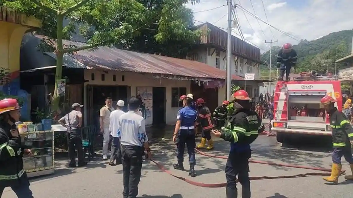 Warung Kopi Terbakar di Jalan Pulau Air Padang, Damkar Turunkan 6 Unit Armada