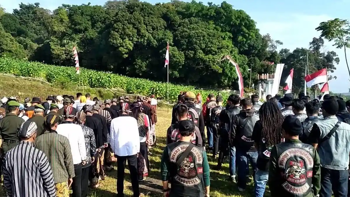 Petani Temanggung Gelar Upacara Bendera di Ladang Tembakau, Sampaikan Harapan Ini ke Jokowi