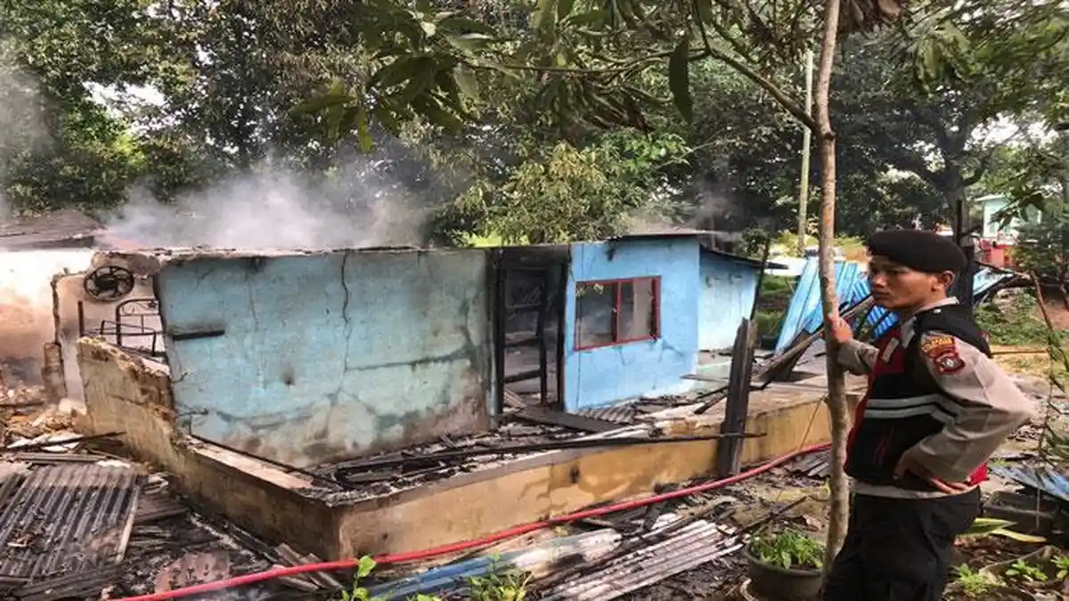 Kebakaran di Batam, Satu Unit Rumah di Nongsa Terbakar Diduga Kena Sambar Petir