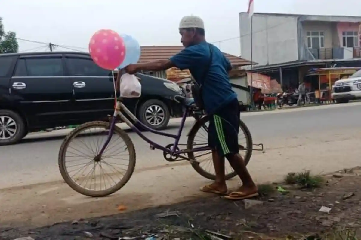Kisah Kakek di Mesuji Lampung Sambung Hidup dengan Jualan Balon, Giman Kayuh Sepeda hingga 50 Km