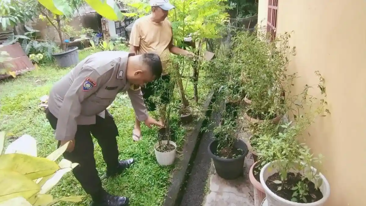 Polres Muara Enim Sambangi Rumah Warga dan Kontrol Pekarangan Untuk Program Ketahanan Pangan