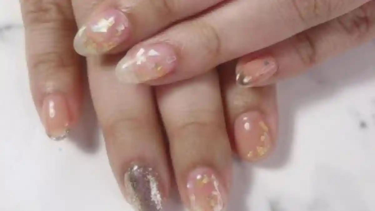 Tren Bridal Nail Art Mulai dari Nude Bertabur Swarovski sampai Bunga 3D, Pilih Gayamu Sendiri