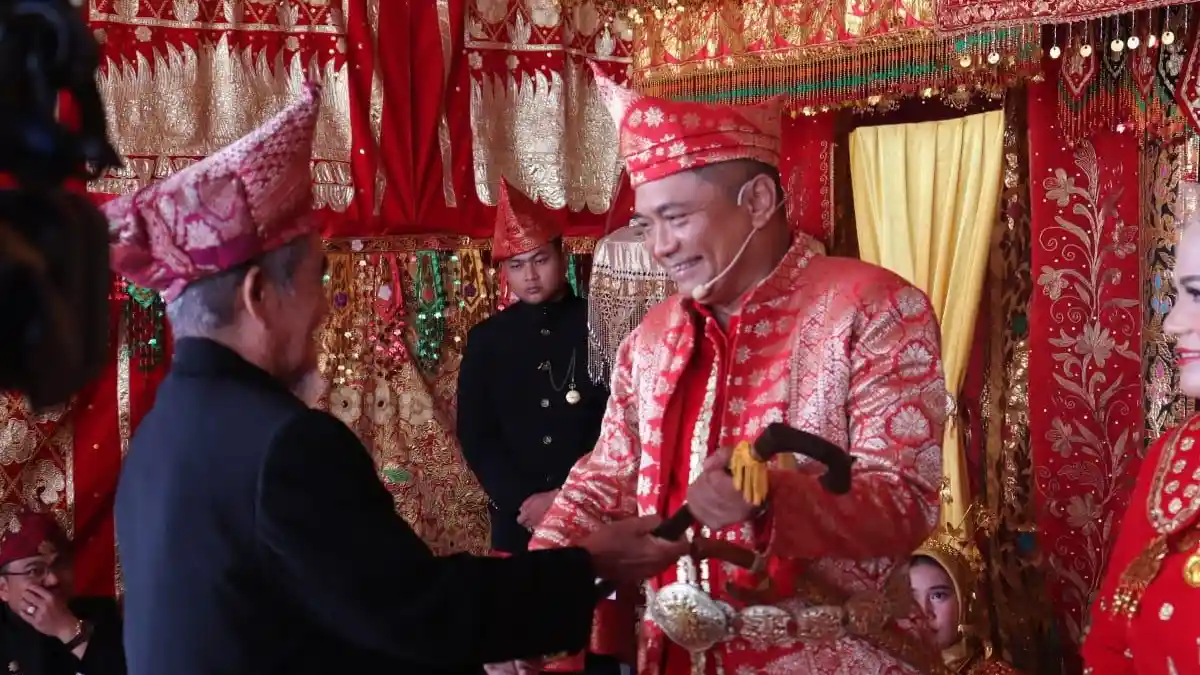 Bupati Bengkulu Tengah Rachmat Riyanto Terima Gelar Adat Baginda ...