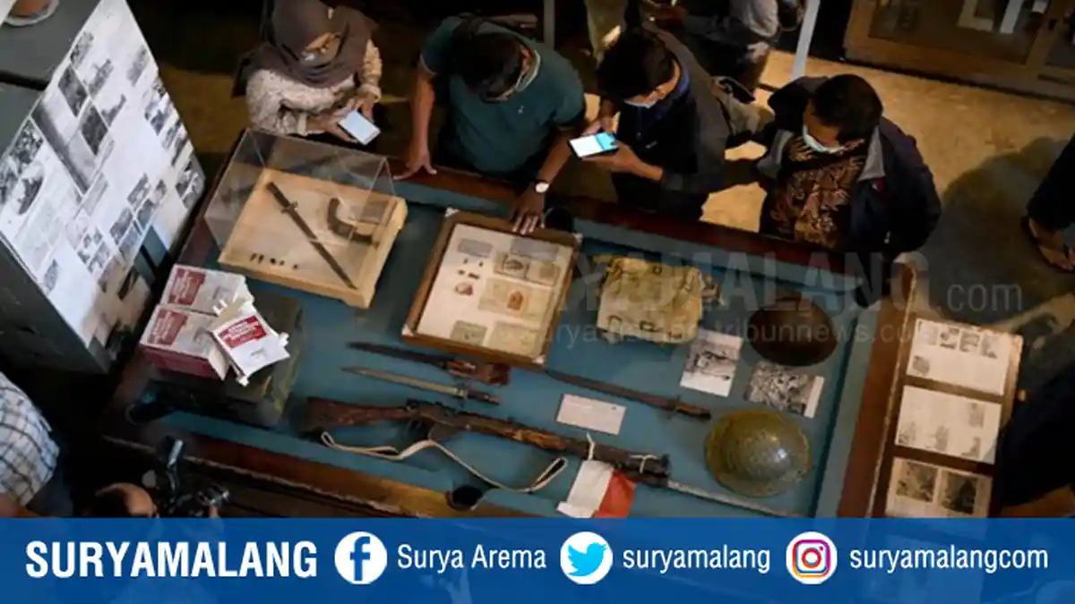 Melihat dari Dekat Artefak Pertempuran Surabaya, Ada Emblem yang Dirampas Penjajah