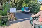 Warga-melintas-di-jalan-Sidemen-Klungkung-yang-mengalami-kerusakan-parah-869.jpg