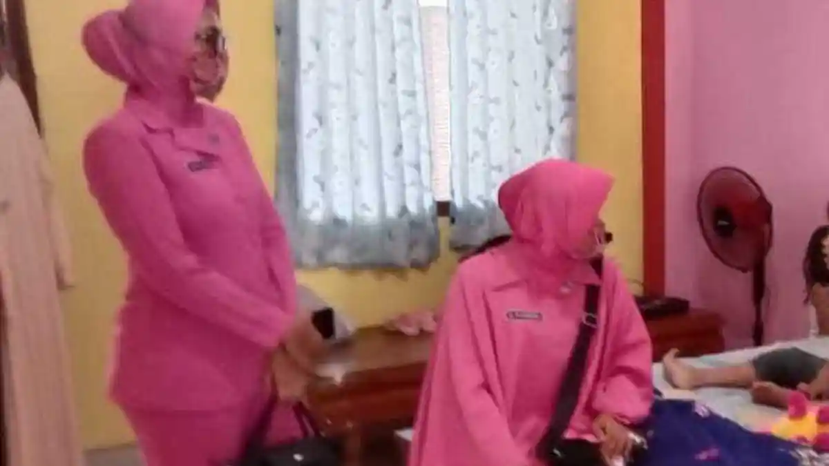Seorang Bocah 5 Tahun Selalu Melambai ke Setiap Kendaraan yang Lewat, Ternyata Tersesat