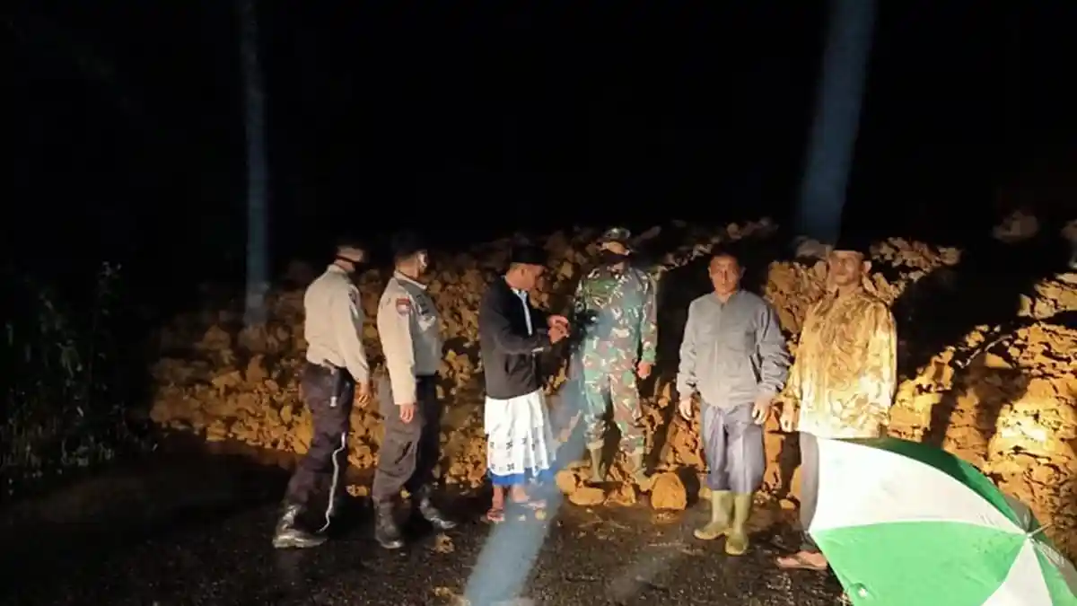 Jalan Nasional Geumpang - Meulaboh Tertutup Tanah Longsor Sekitar 50 Meter