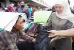 Gubernur Khofifah Bagikan 290 Paket Sembako di Surabaya Jelang Ramadan: Sasar Ojol hingga Marbot