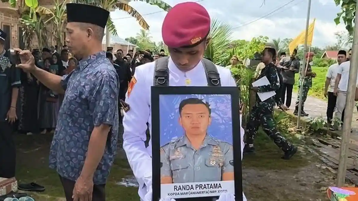 Dua Prajurit Marinir Korban Longsor Cisarua Dimakamkan secara Militer di Lampung
