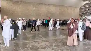 Jamaah-haji-Aceh-berdoa-di-Jamarat-setelah-selesai-melakukan-lontar-jumrah.jpg