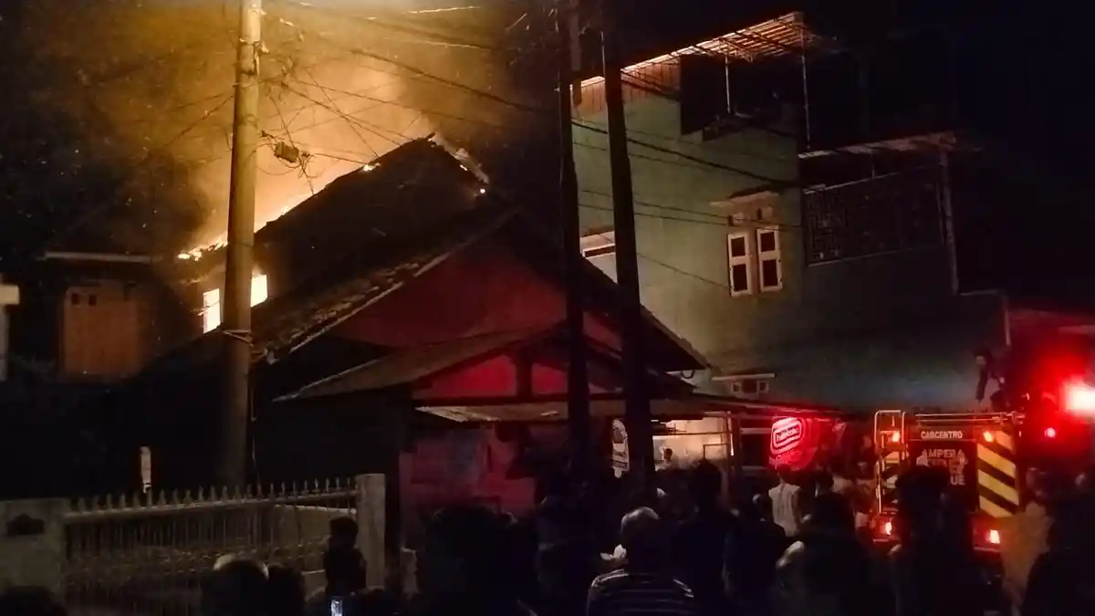 Rumah Dua Lantai Milik Ketua RT di Dwikora Palembang Ludes Terbakar, Diduga Korsleting Listrik - Tribunsumsel.com